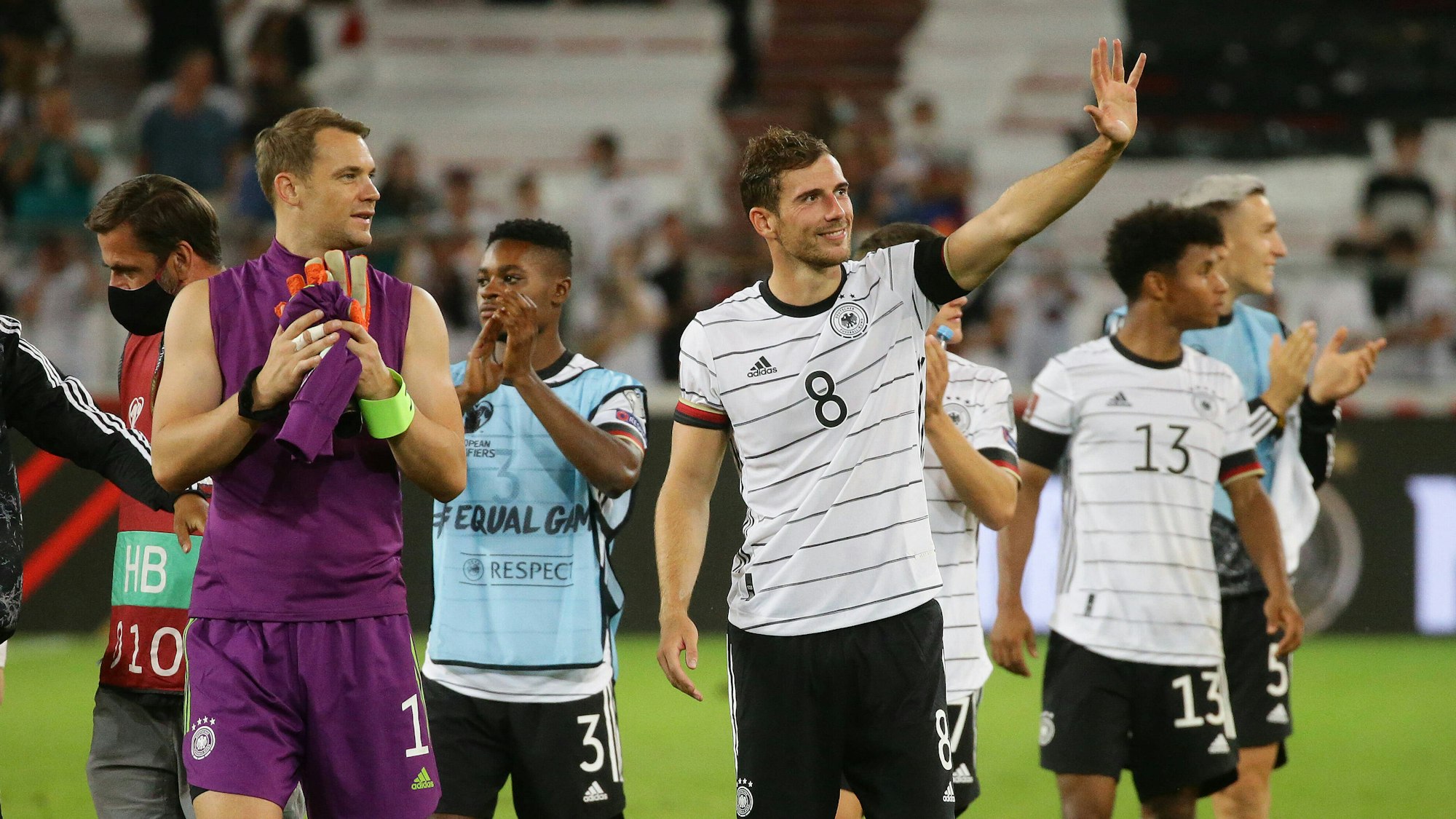 Manuel Neuer und Leon Goretzka winken nach dem Spiel den Fans zu.