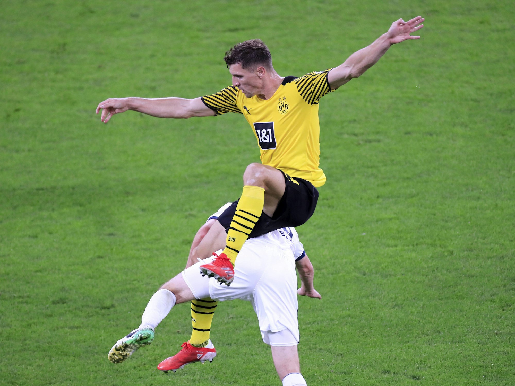 Meunier stürzt nach einem Luftzweikampf über deinen Hoffenheimer Gegenspieler und reißt die Arme in die Luft.