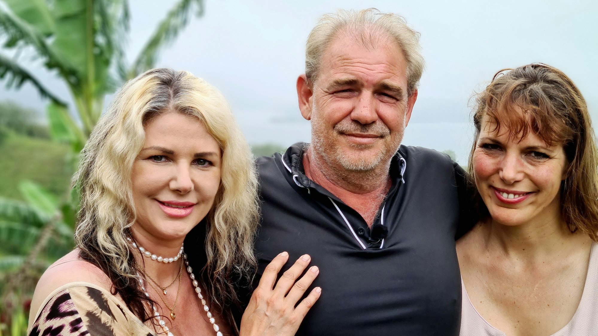 Bauer sucht Frau Interantional 2021, Bauer Nico aus Costa Rica mit Karin (l.) und Tirza