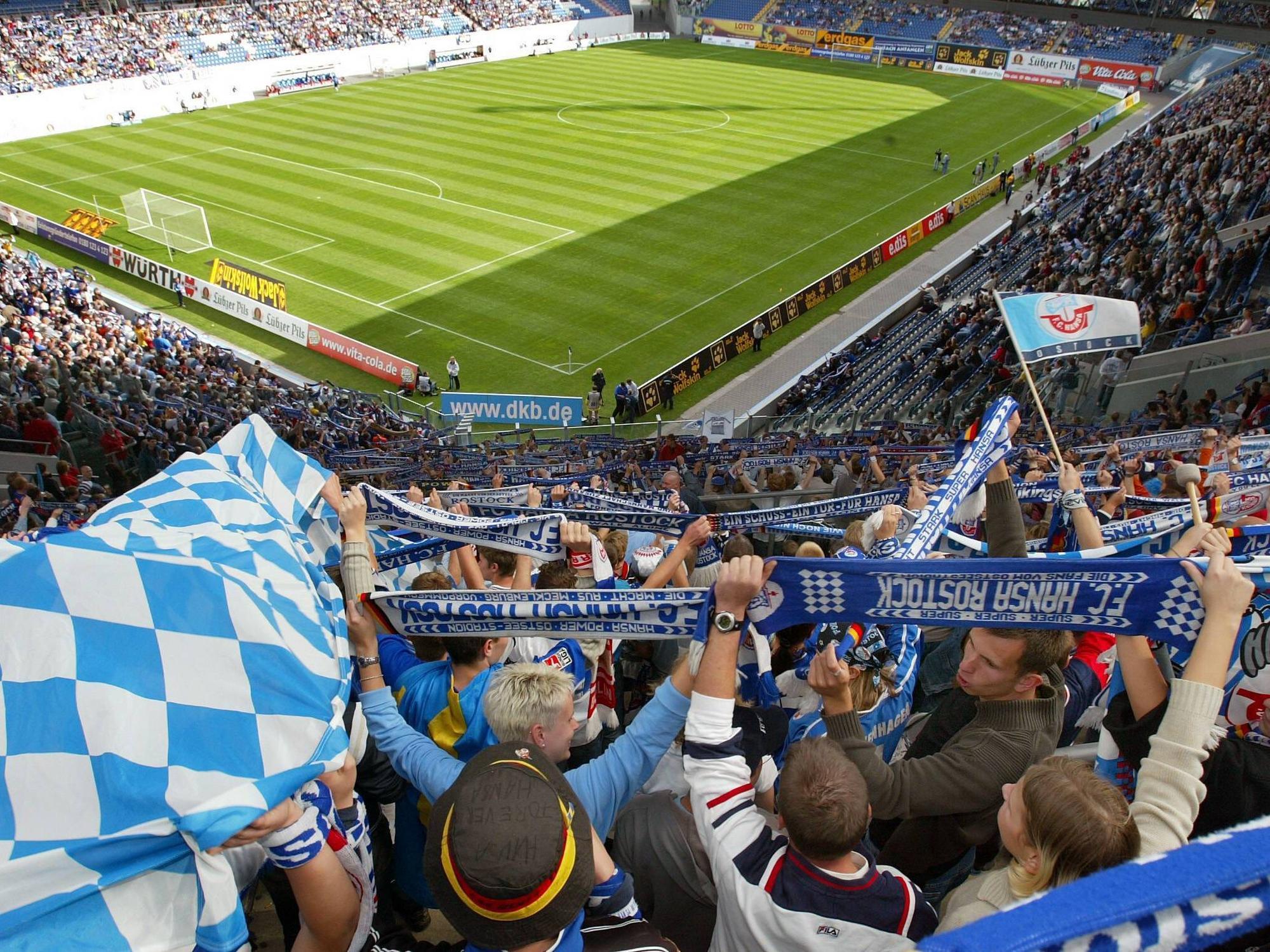 Fußball, Stadiongeschichte FC Hansa Rostock Hansa Fans präsentieren im Rostocker Ostseestadion schon vor dem Spiel ihre Schals