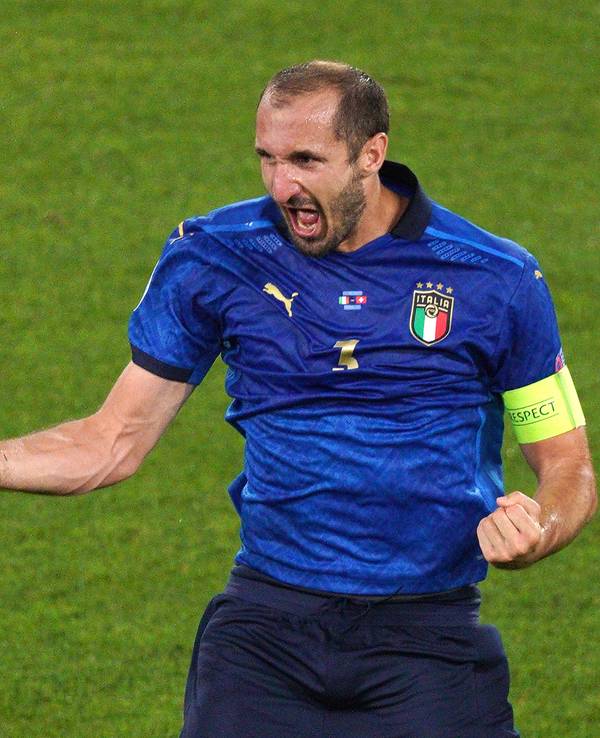 Chiellini ballt beide Fäuste und reißt den Mund auf.