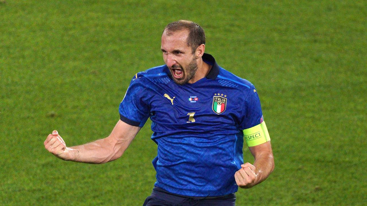 Chiellini ballt beide Fäuste und reißt den Mund auf.