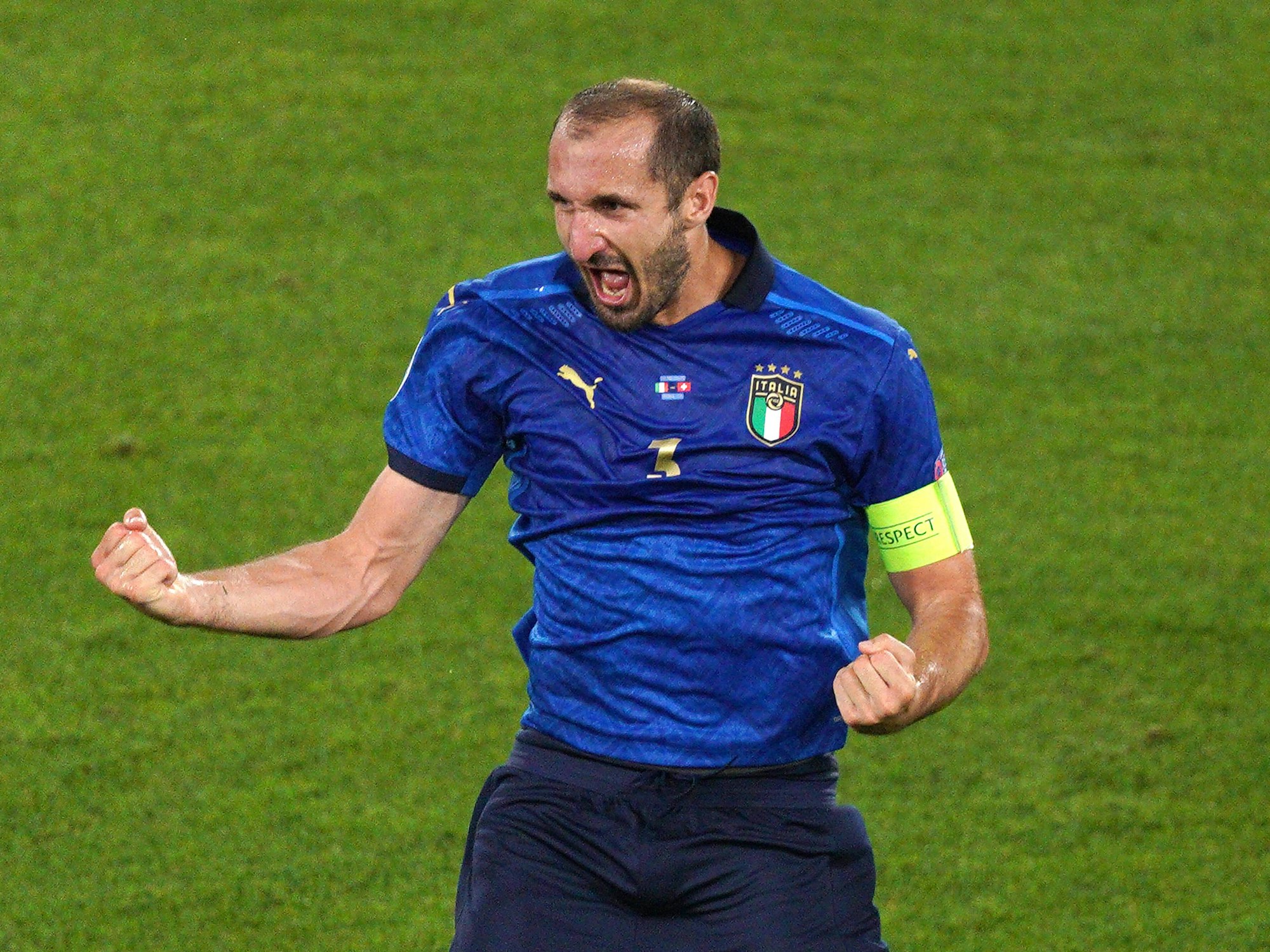 Chiellini ballt beide Fäuste und reißt den Mund auf.