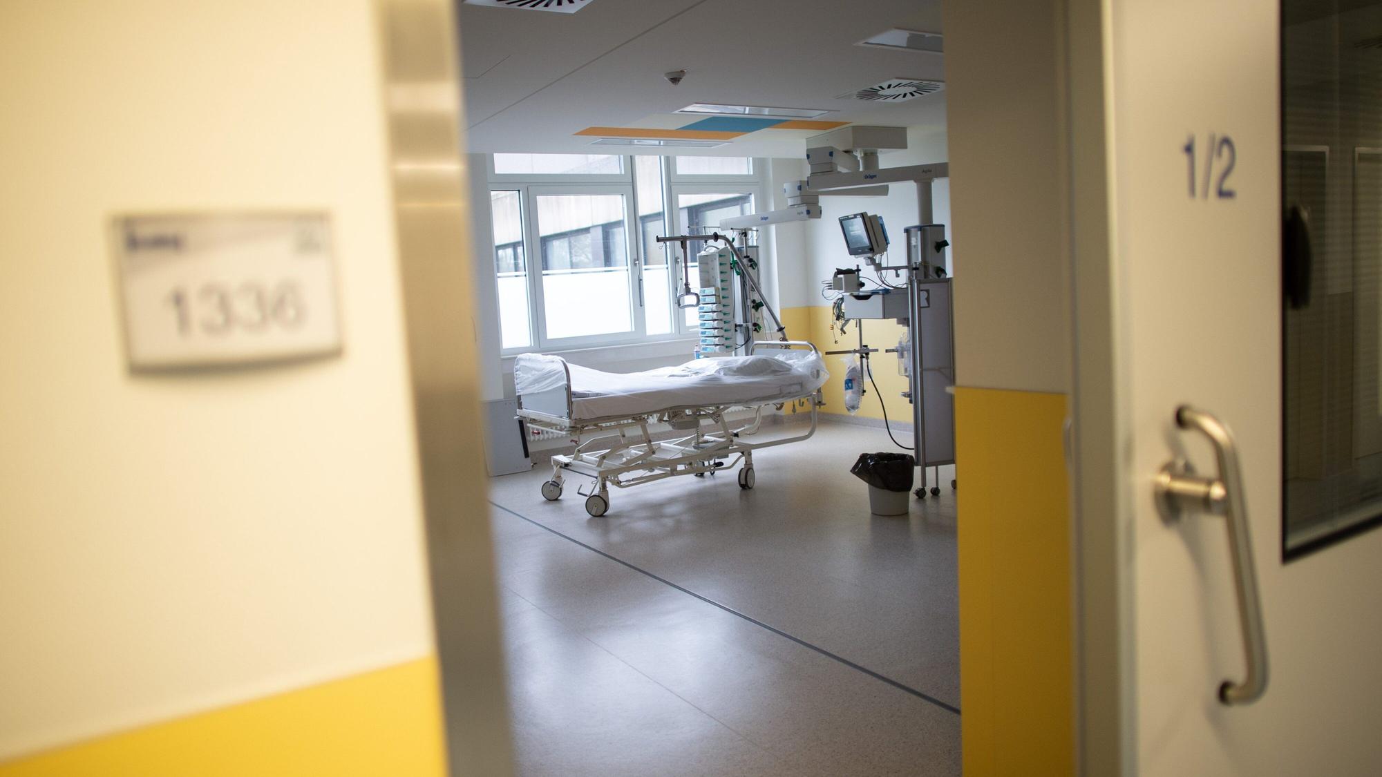 Ein leeres Bett steht Ende März 2020 in der Intensivstation des Prosper Hospitals in Recklinghausen. Die Corona-Infektionen sind nach dem Ferienende in NRW steil nach oben gegangen. Erneut appellieren Mediziner in NRW, Impfangebote anzunehmen.