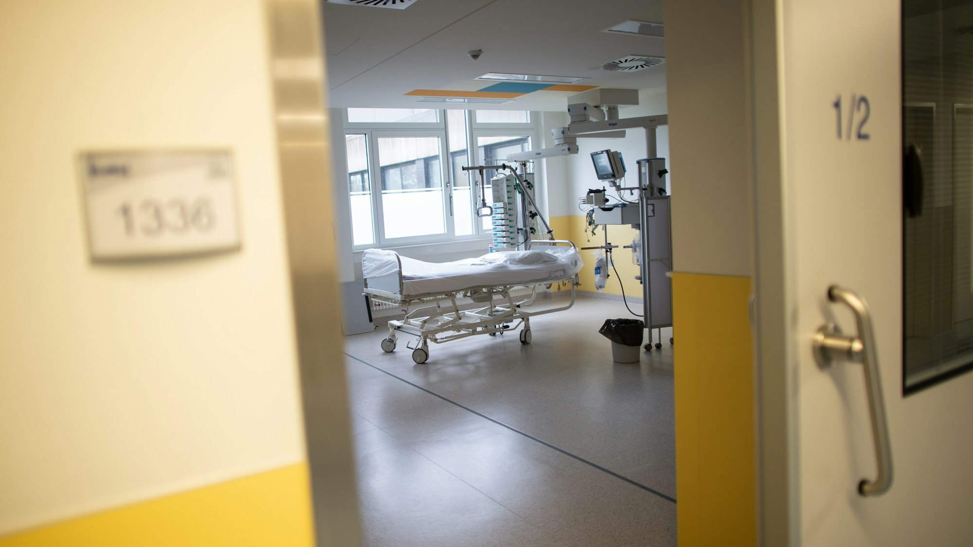Ein leeres Bett steht Ende März 2020 in der Intensivstation des Prosper Hospitals in Recklinghausen. Die Corona-Infektionen sind nach dem Ferienende in NRW steil nach oben gegangen. Erneut appellieren Mediziner in NRW, Impfangebote anzunehmen.