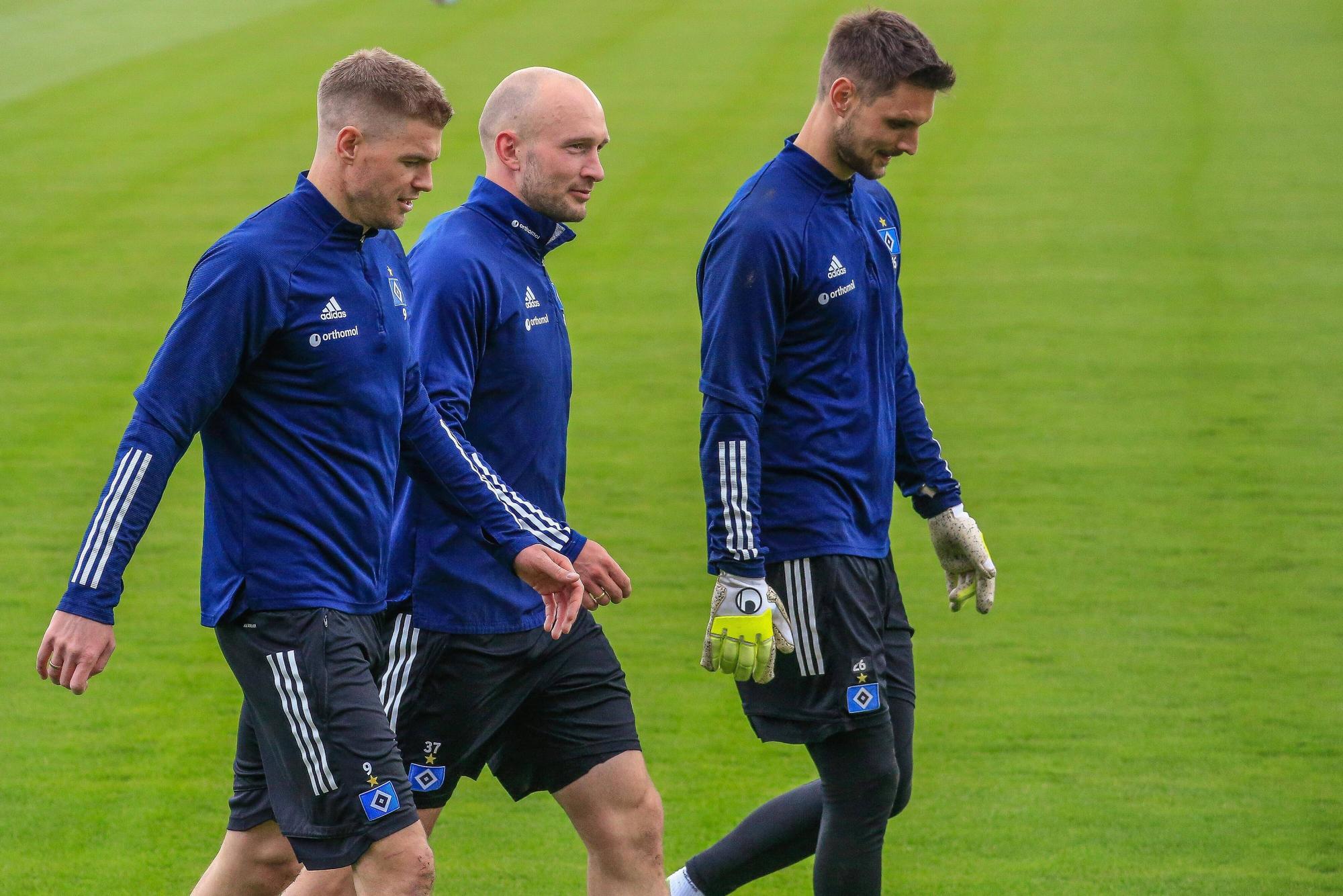 Simon Terodde, Toni Leistner und Sven Ulreich gehen über den Trainingsplatz.