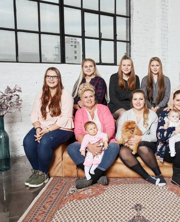 "Die Wollnys" sind zurück: In ihren neuen Folgen gibt es ordentlich Zoff um die Zwillinge. Auf unserem Foto sind sie 2019 bei einem Shooting für ihre RTLZWEI-Serie zu sehen.