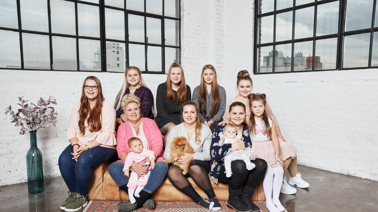 "Die Wollnys" sind zurück: In ihren neuen Folgen gibt es ordentlich Zoff um die Zwillinge. Auf unserem Foto sind sie 2019 bei einem Shooting für ihre RTLZWEI-Serie zu sehen.