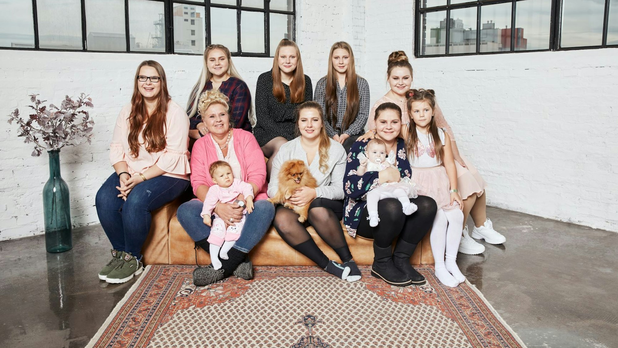 "Die Wollnys" sind zurück: In ihren neuen Folgen gibt es ordentlich Zoff um die Zwillinge. Auf unserem Foto sind sie 2019 bei einem Shooting für ihre RTLZWEI-Serie zu sehen.