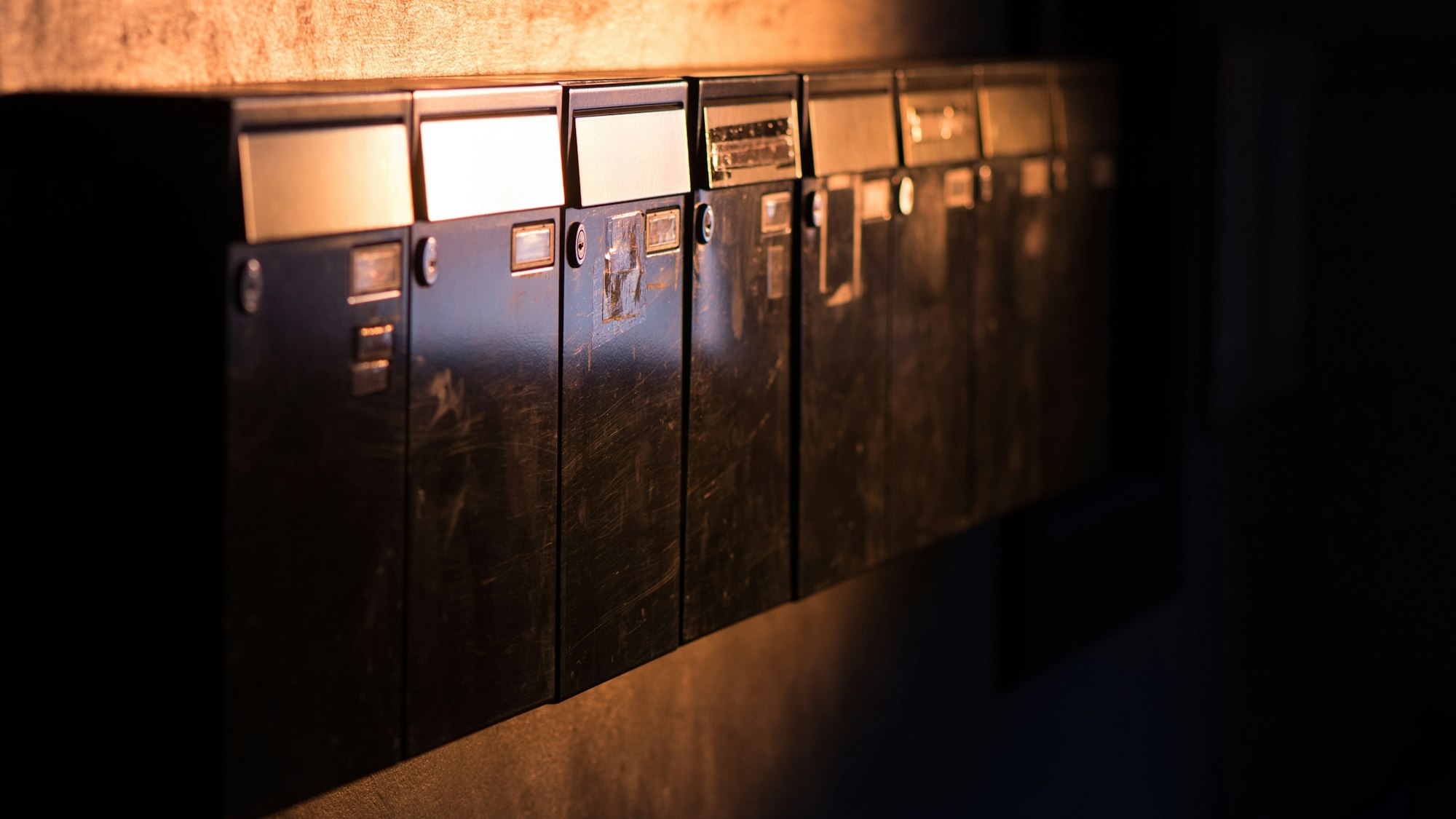 Unser Symbolbild aus dem Jahr 2018 zeigt Briefkästen in Dresden. Der Aushang einer Familie in einem Hausflur in Berlin geht derzeit viral. Sie sind entsetzt vom Verhalten ihres Nachbarn.