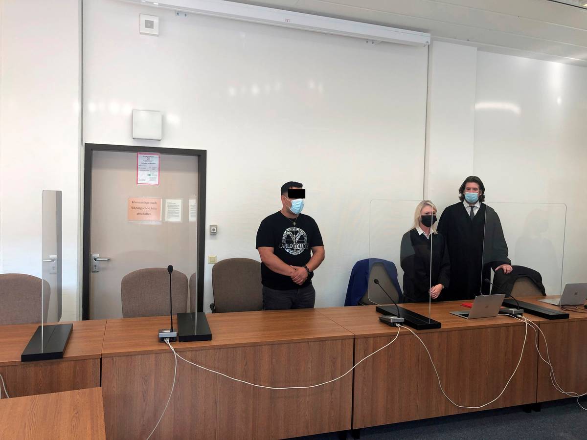 Ein Mann steht an der Anklagebank.