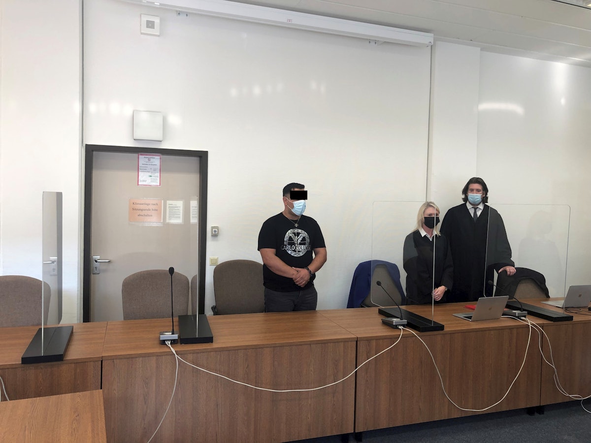 Ein Mann steht an der Anklagebank.