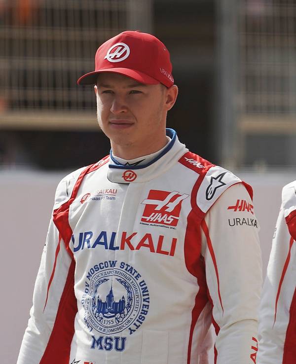 Mick Schumacher vom Haas F1 Team und sein russsischer Teamkollege Nikita Mazepin stehen für Werbeaufnahmen für die Formel 1 bereit