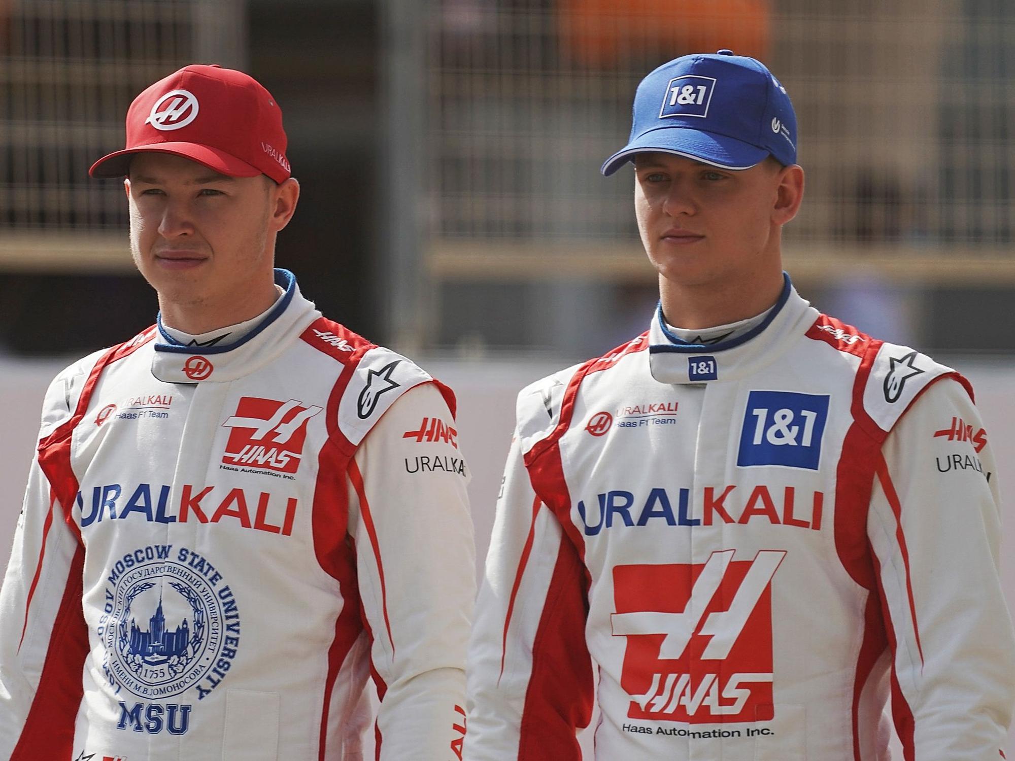 Mick Schumacher vom Haas F1 Team und sein russsischer Teamkollege Nikita Mazepin stehen für Werbeaufnahmen für die Formel 1 bereit