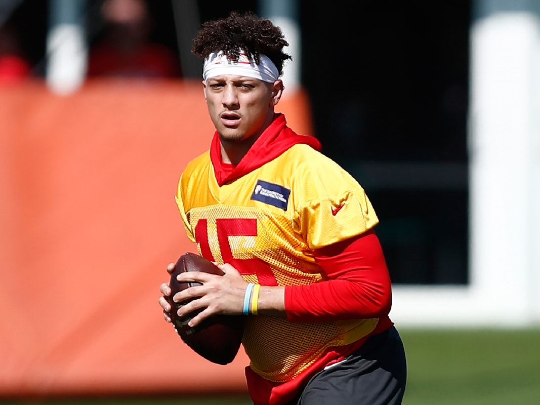 Kansas City Chiefs Quarterback Patrick Mahomes in Aktion beim Training.