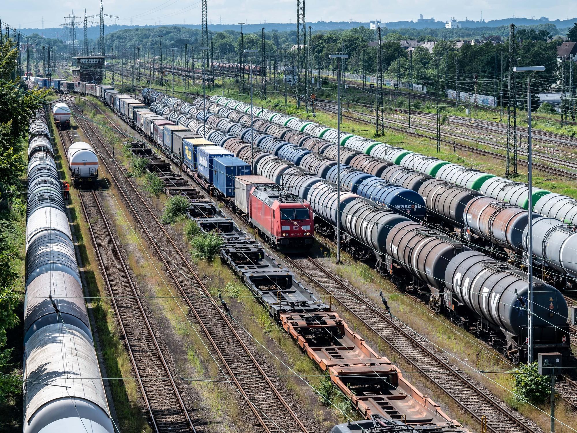 Blick von oben auf Güterbahnhof Eifeltor in Köln.