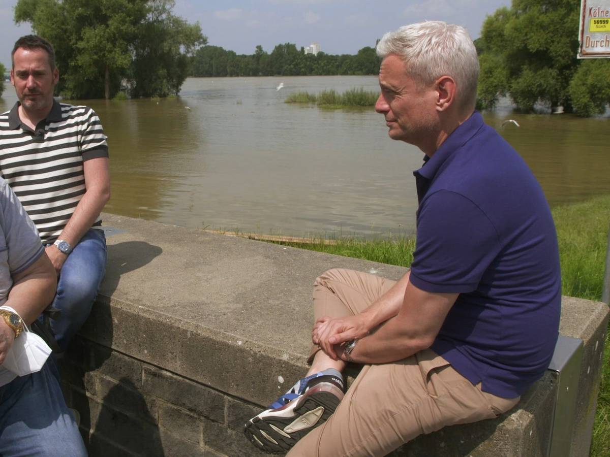 Rentner Gernot aus Köln erzählt am Rheinufer Sascha Heyna und Markus Adams sein Schicksal bei einer WDR-Doku.