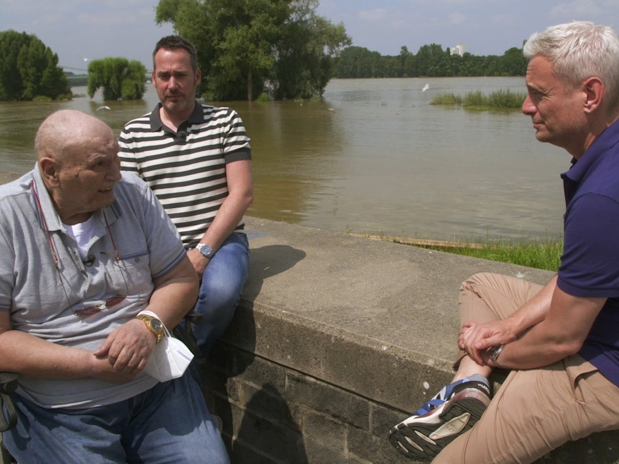 Rentner Gernot aus Köln erzählt am Rheinufer Sascha Heyna und Markus Adams sein Schicksal bei einer WDR-Doku.