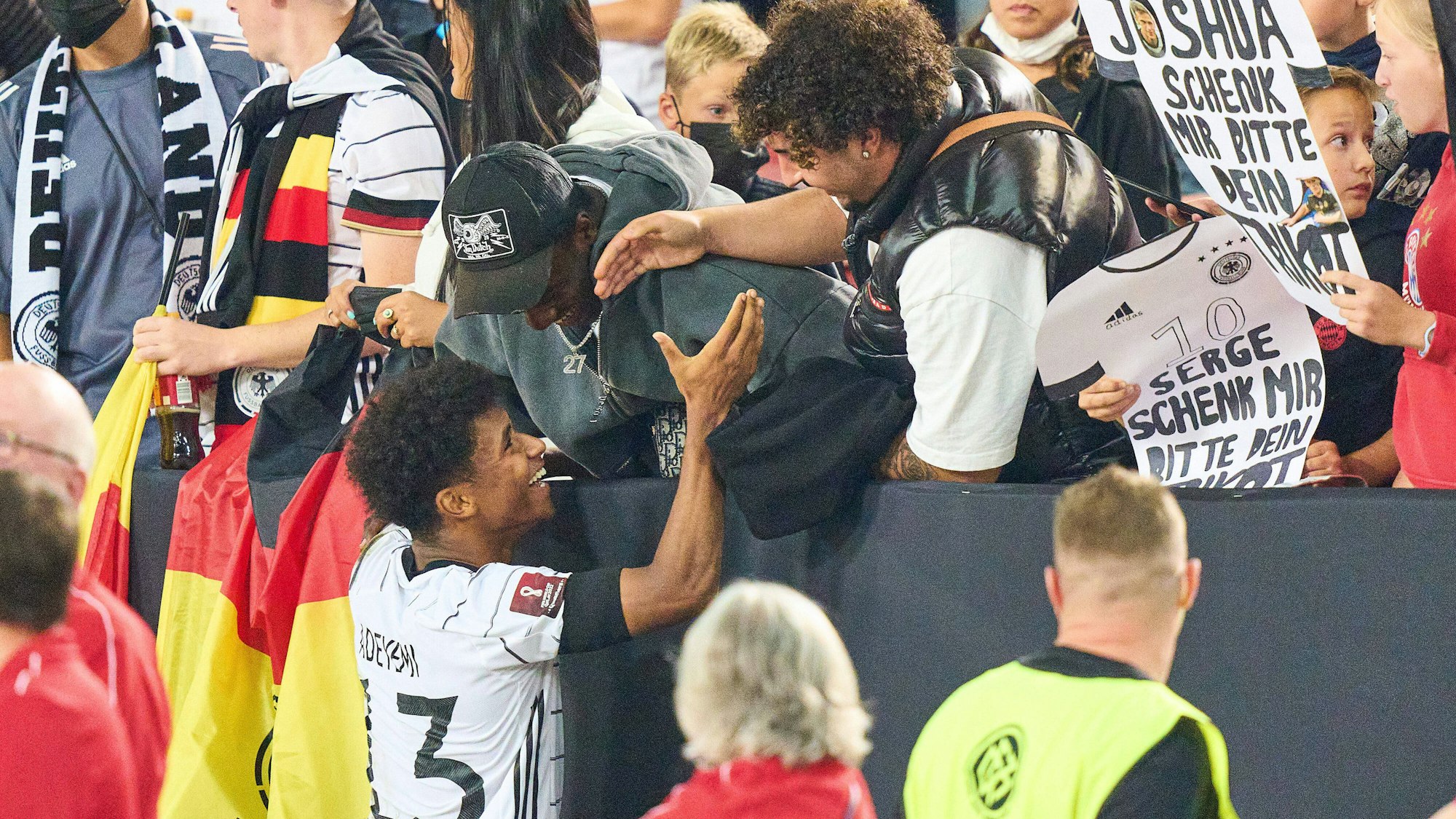 Karim Adeyemi wird von seinen Bekannten auf der Tribüne abgeklatscht.