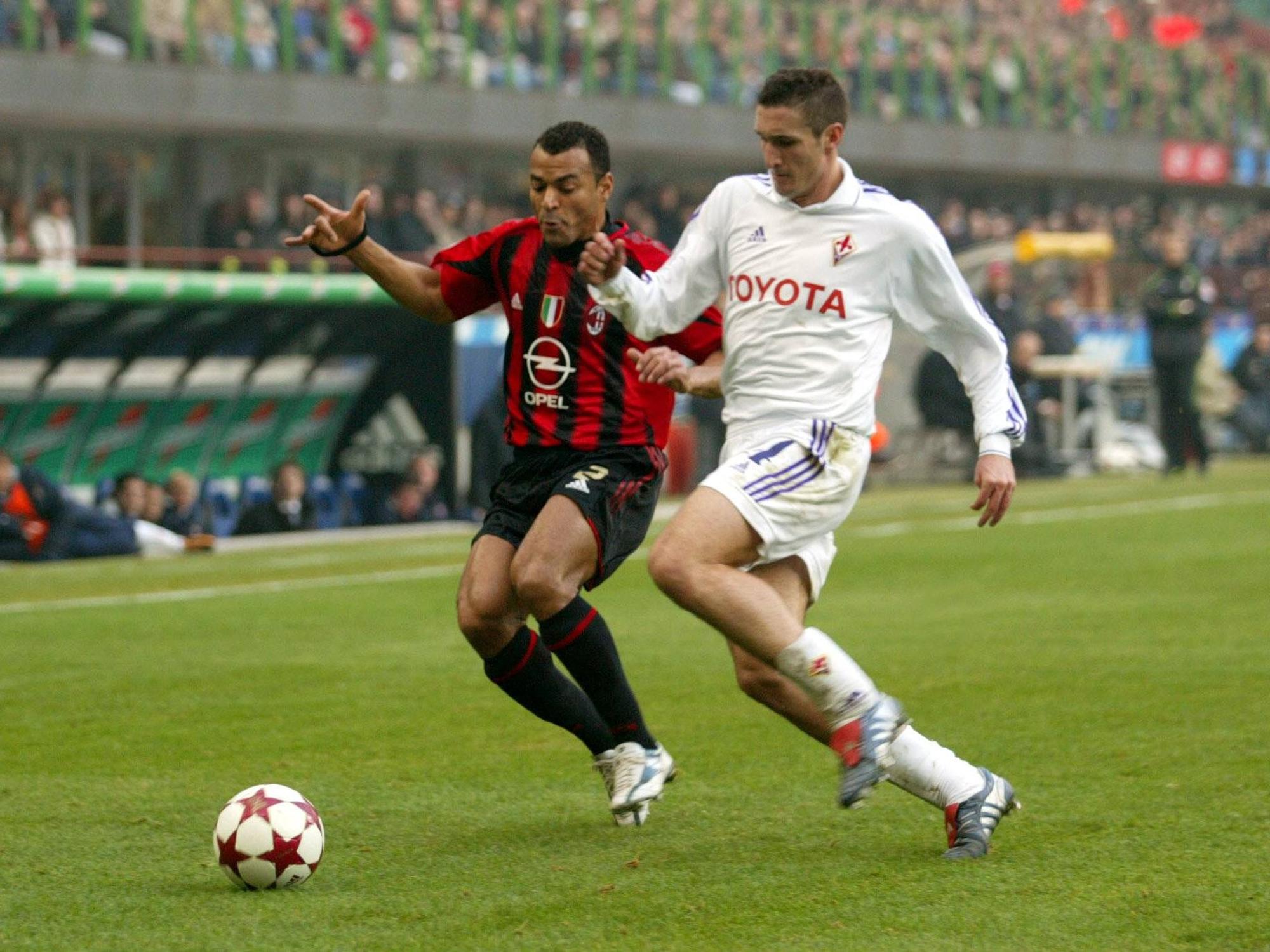 Chiellini im Trikot von Florenz im Zweikampf mit Milans Cafu.