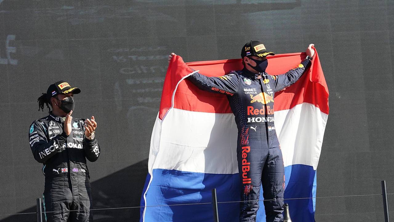 Sieger Max Verstappen aus den Niederlanden vom Team Red Bull Racing Honda hält eine niederländische Fahne.