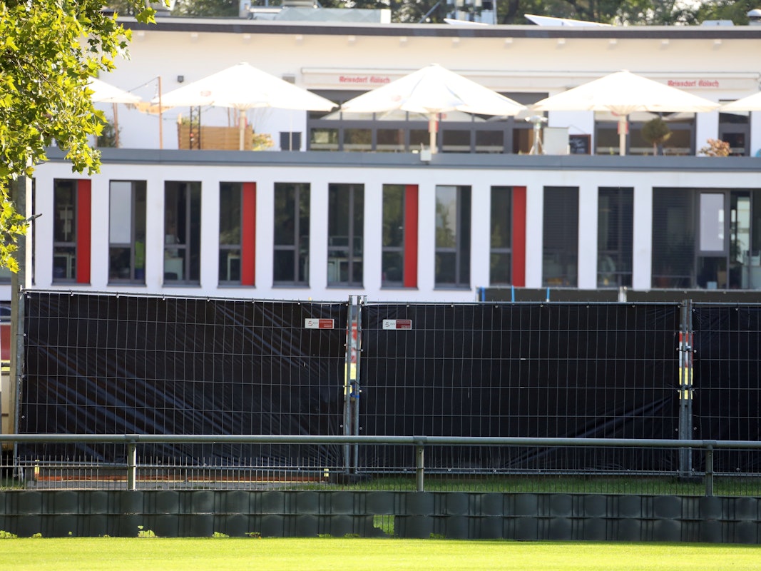 Vor dem Geißbockheim stehen die Sichtschutzzäune