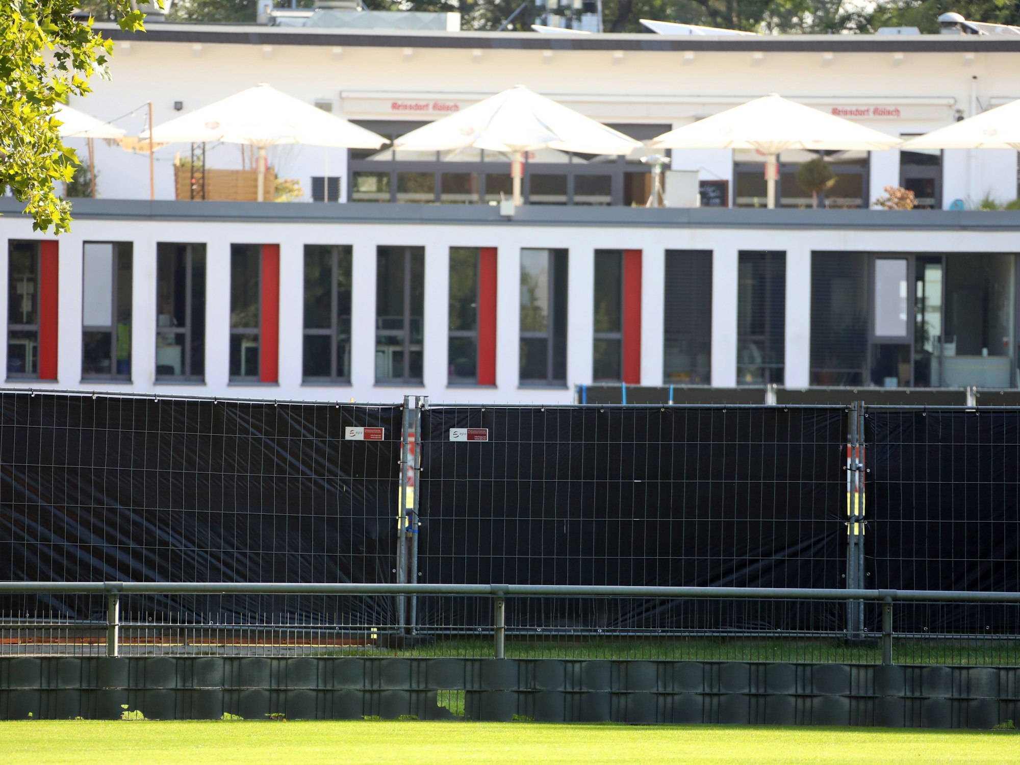 Vor dem Geißbockheim stehen die Sichtschutzzäune