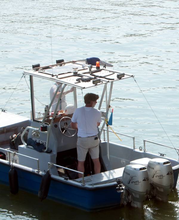 Köln: Am Rheinauhafen haben Taucher die ersten E-Scooter aus dem Wasser geholt.