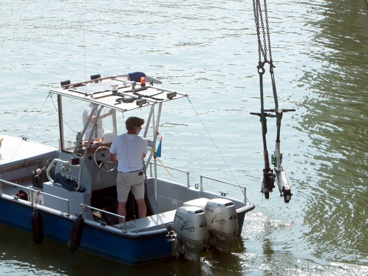 Köln: Am Rheinauhafen haben Taucher die ersten E-Scooter aus dem Wasser geholt.