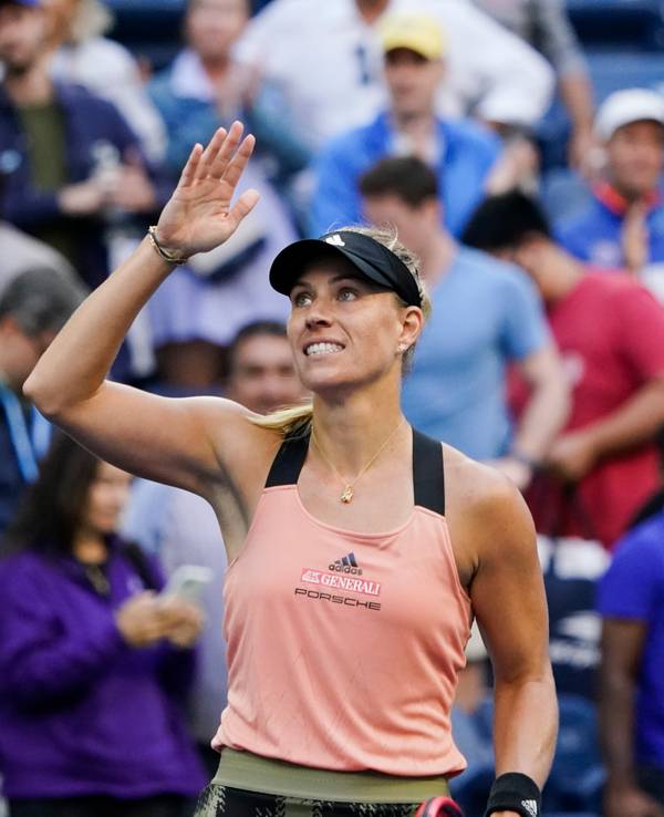 Angelique Kerber (Deutschland) winkt den Fans zu.