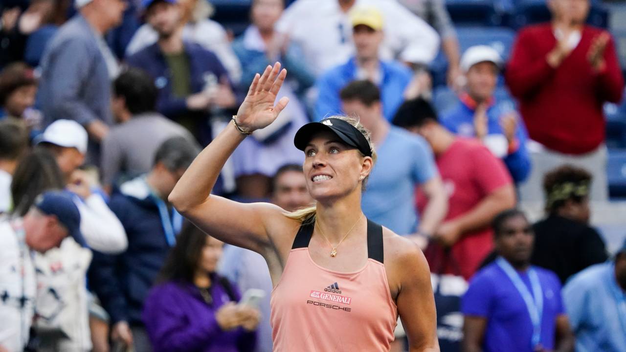 Angelique Kerber (Deutschland) winkt den Fans zu.