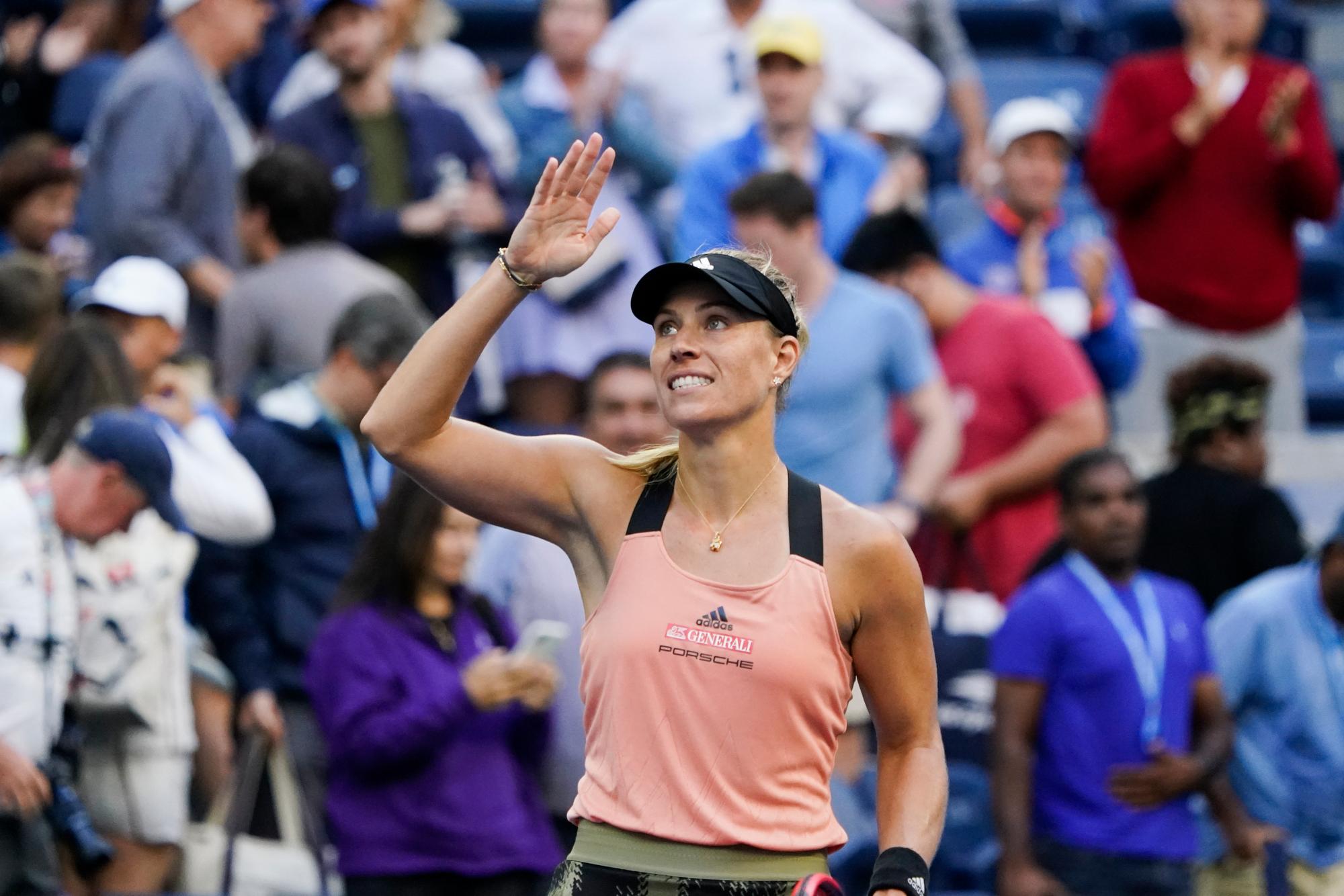 Angelique Kerber (Deutschland) winkt den Fans zu.