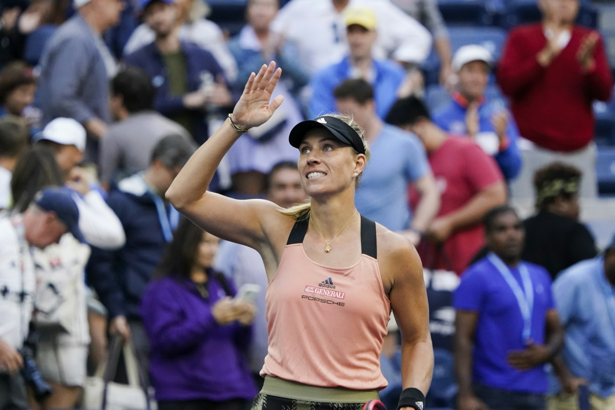 Angelique Kerber (Deutschland) winkt den Fans zu.