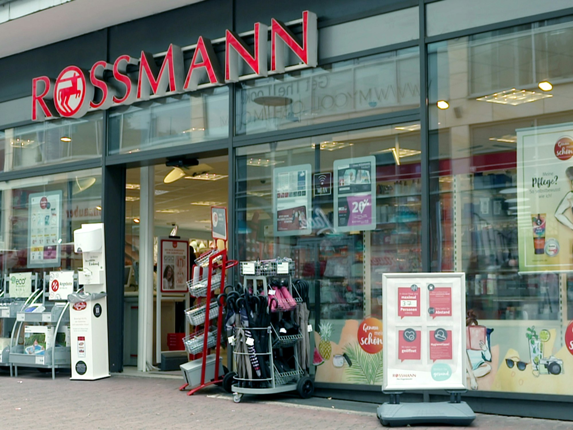 Das Foto zeigt eine Filiale der Drogeriemarkt-Kette Rossmann. Der Gründer der Rossmann-Märkte, Dirk Roßmann, hört als Geschäftsführer auf.