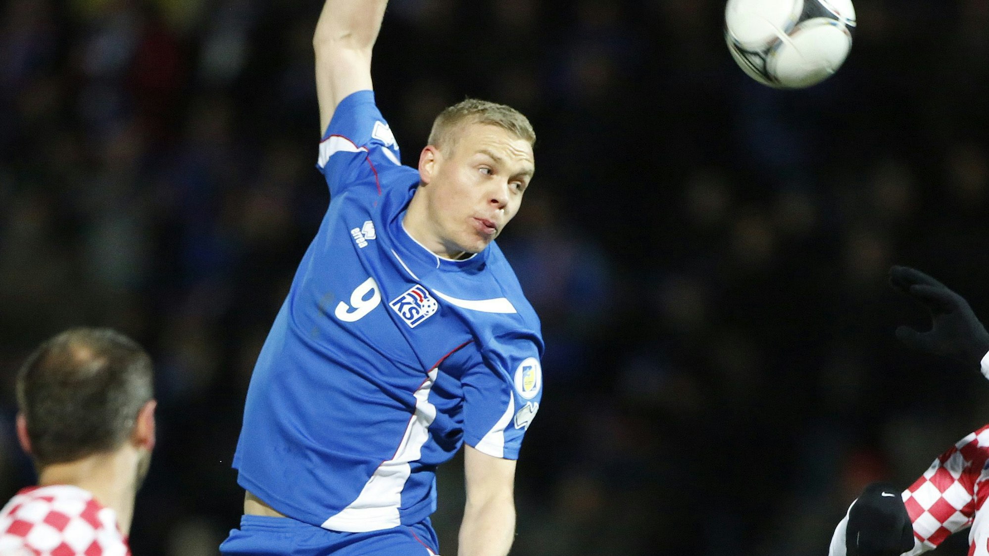 Islands Kolbeinn Sigthorsson beim Kopfball.