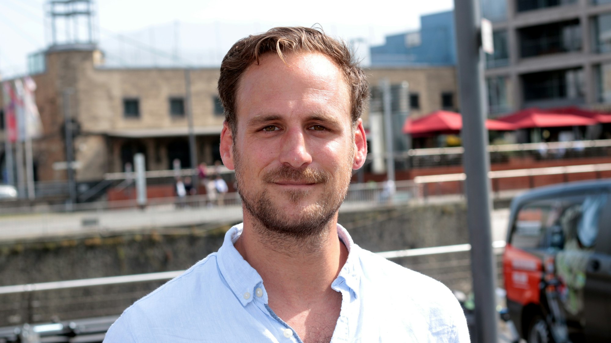 Köln: Am Rheinauhafen haben Taucher die ersten E-Scooter aus dem Wasser geholt. Sebsatian Schlebusch ist Sprecher von Dott.