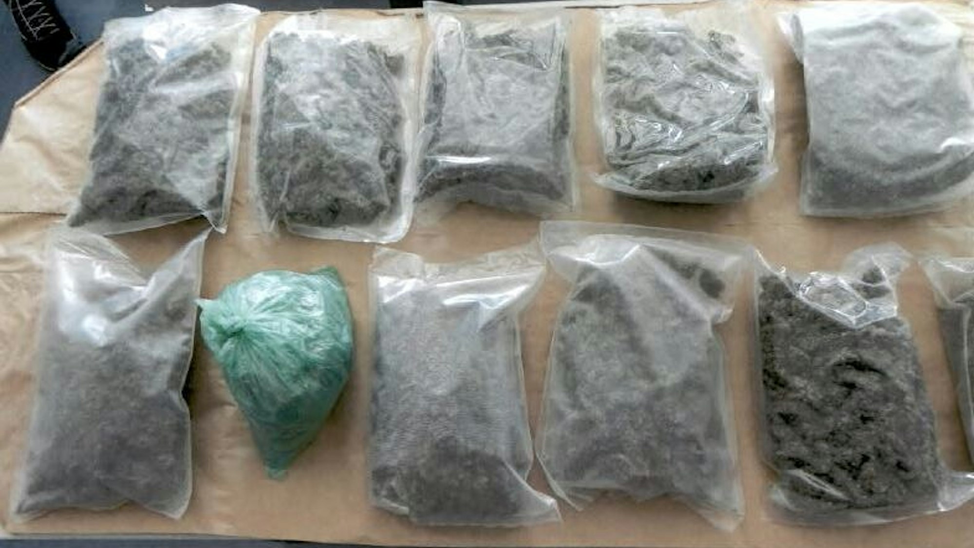 Sichergestellte Drogenpäckchen liegen auf einem Tisch.