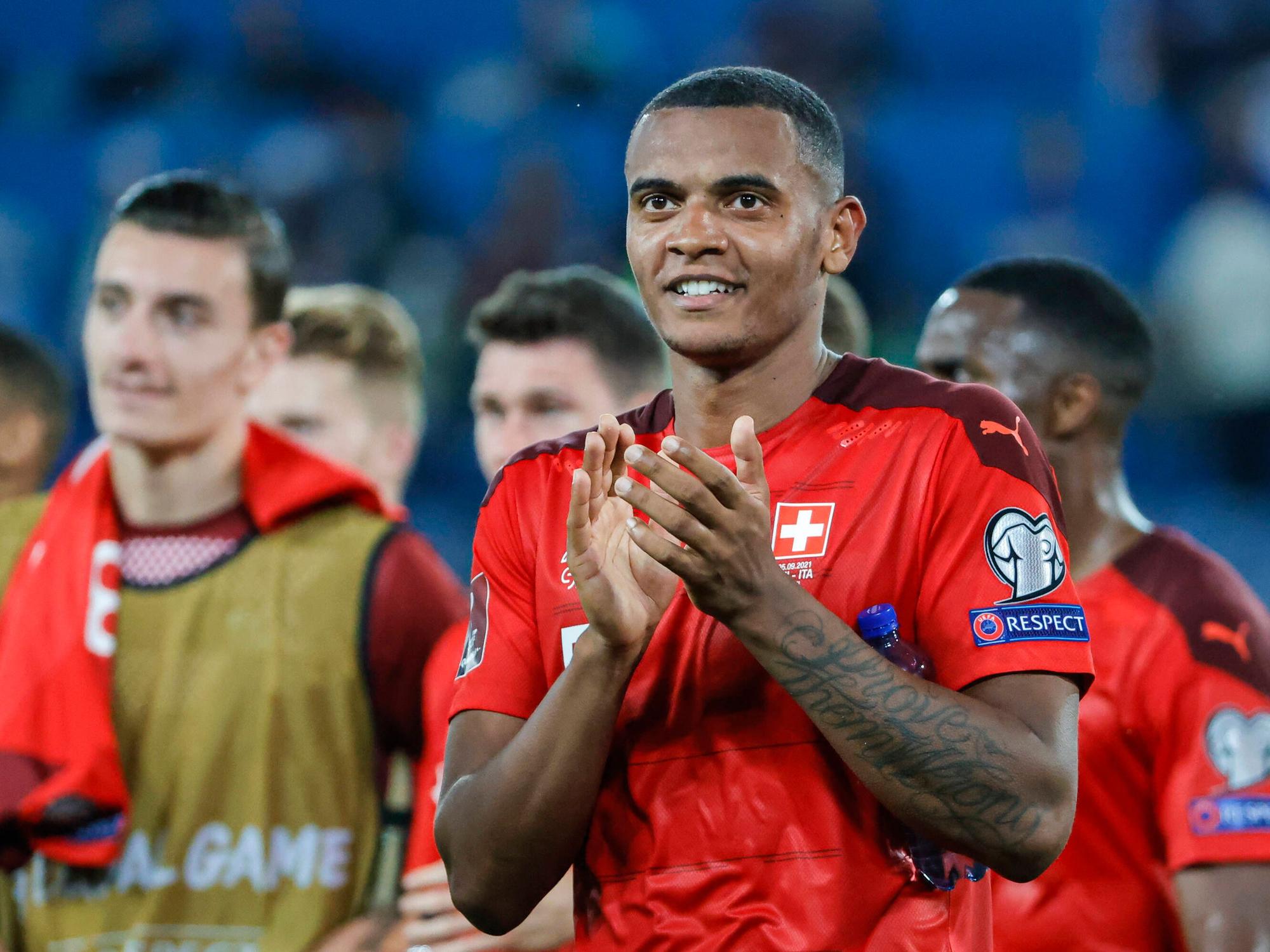 Manuel Akanji applaudiert den Schweizer Fans.