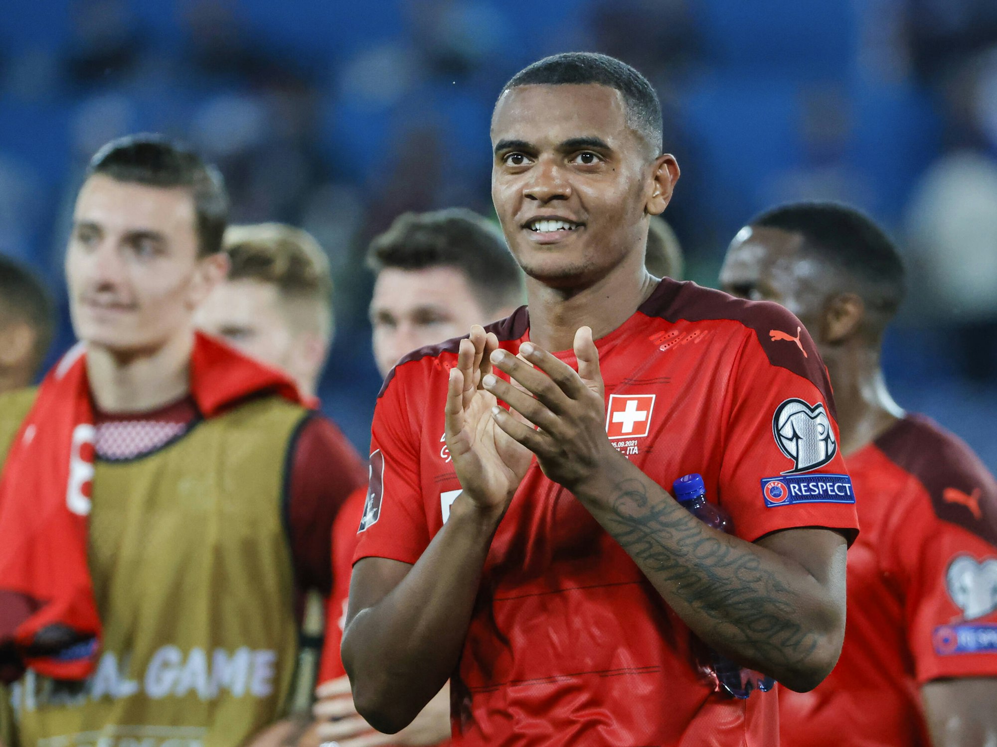 Manuel Akanji applaudiert den Schweizer Fans.