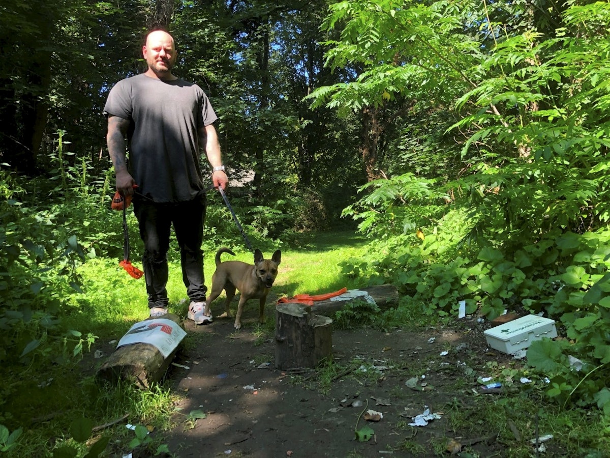 Hundehalter Thomas Plett mit seinem Hund im Volksgarten.