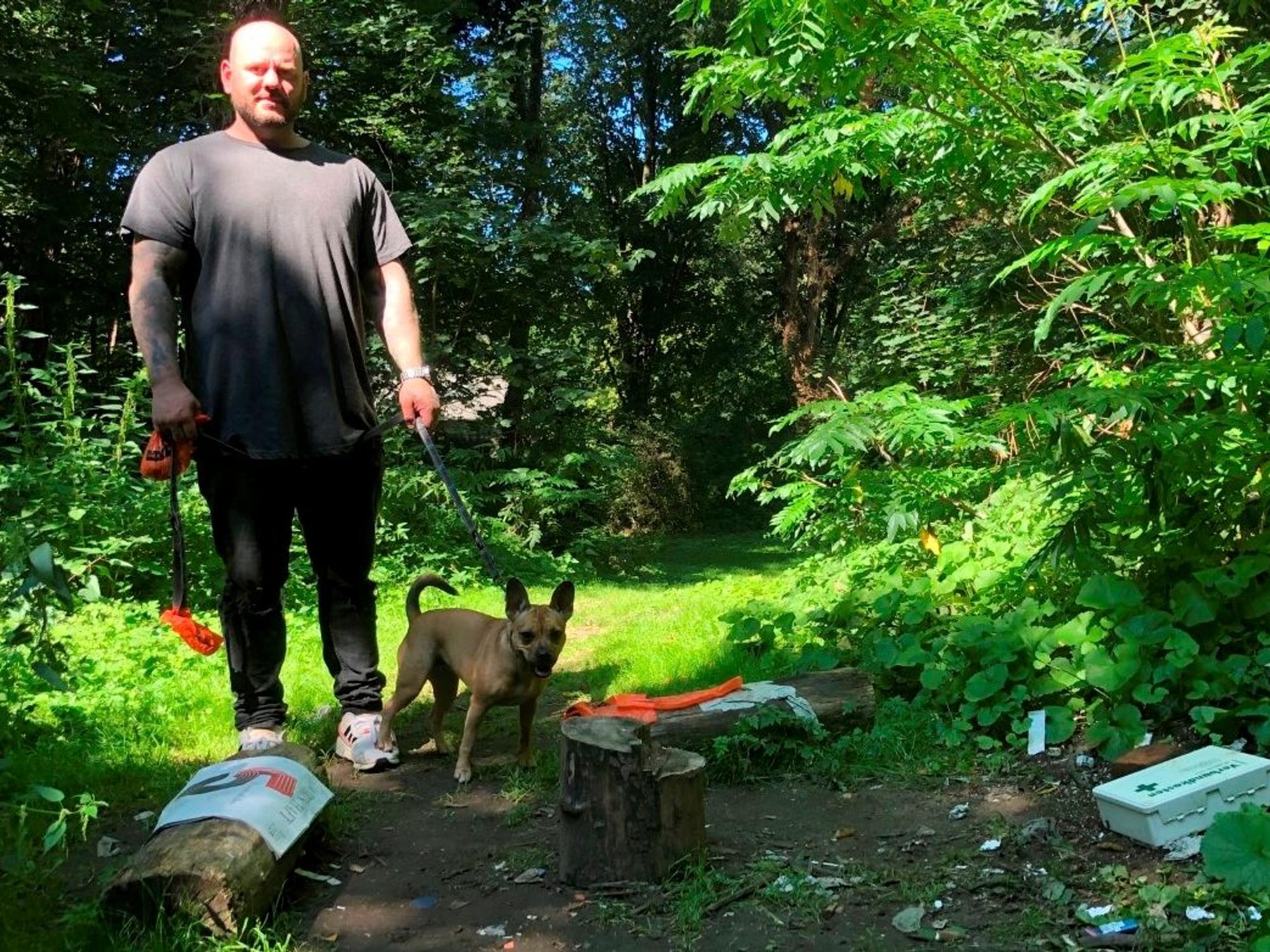Hundehalter Thomas Plett mit seinem Hund im Volksgarten.