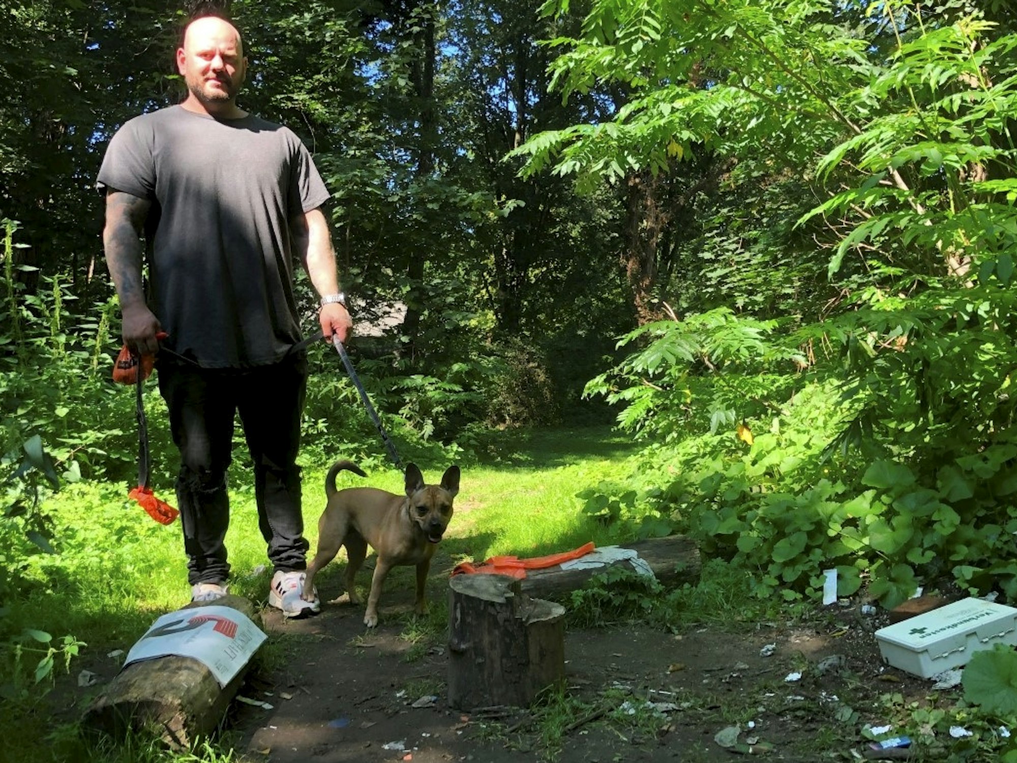 Hundehalter Thomas Plett mit seinem Hund im Volksgarten.