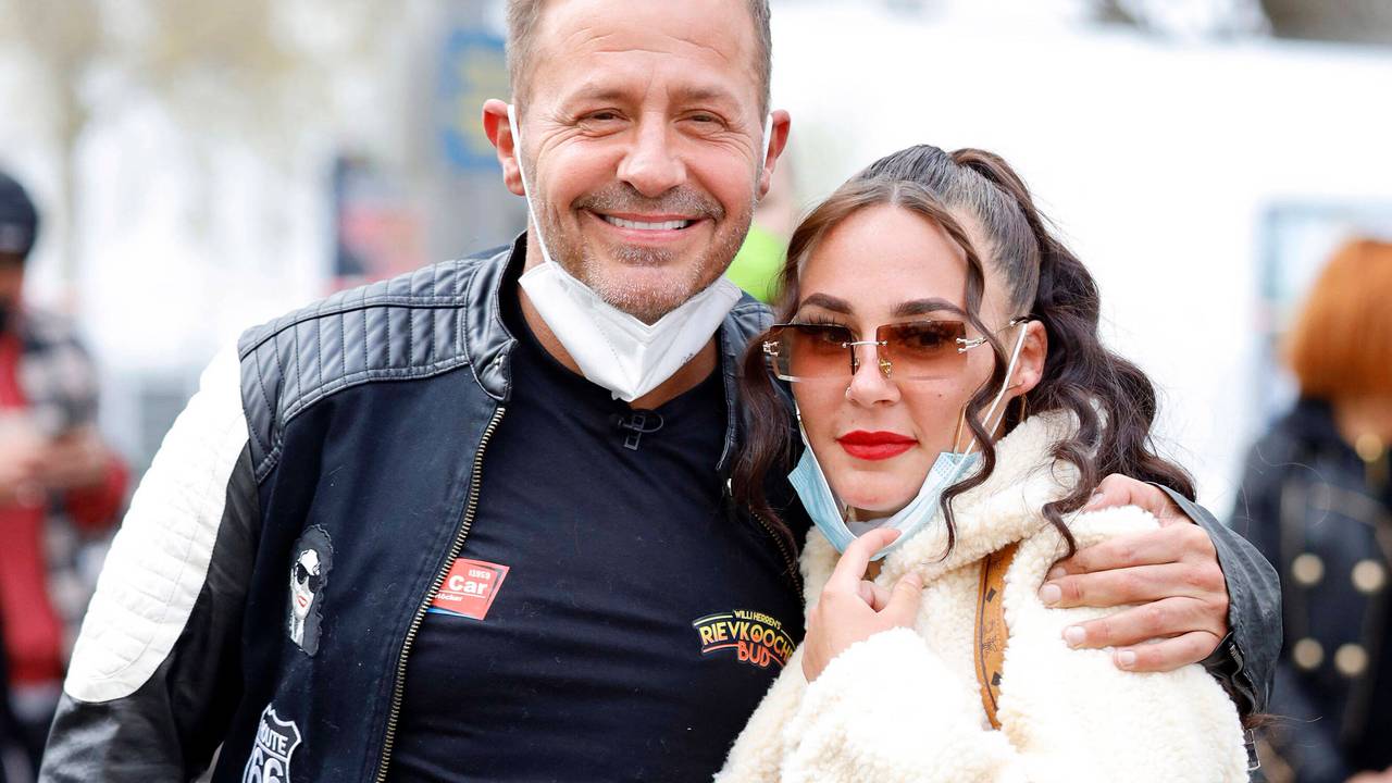 Willi Herren mit Tochter Alessia Herren bei der Eröffnung von Willi Herren s Rievkooche Bud .