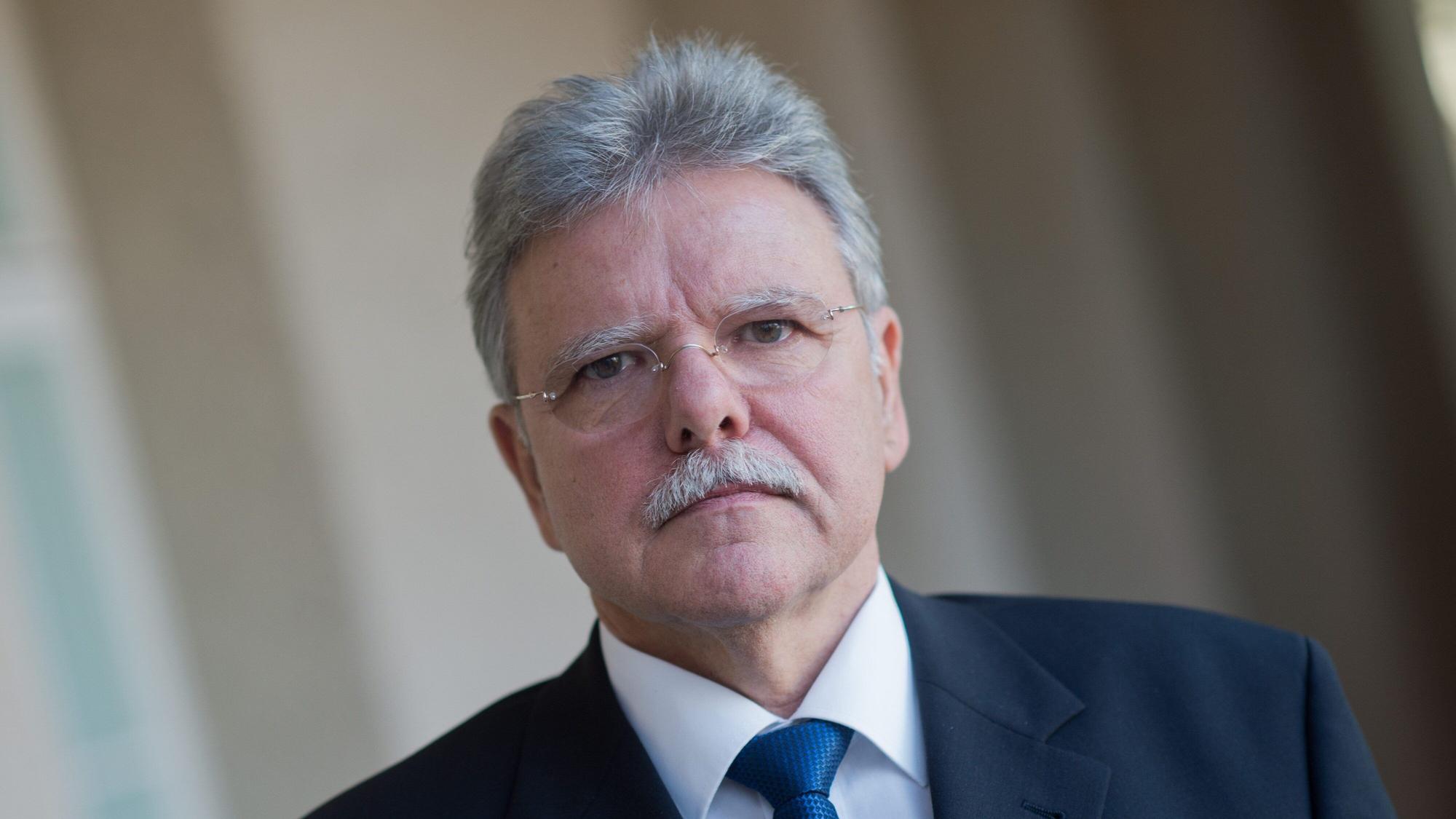 Politikwissenschaftler Oskar Niedermayer (28. November 2015): Seiner Ansicht nach steht die Union vor dem Verlust des Status als Volkspartei – sollte die Union bei der Bundestagswahl verlieren.