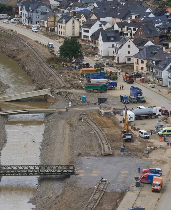Eine Behelfsbrücke in Dernau an der Ahr aus der Luft aufgenommen.
