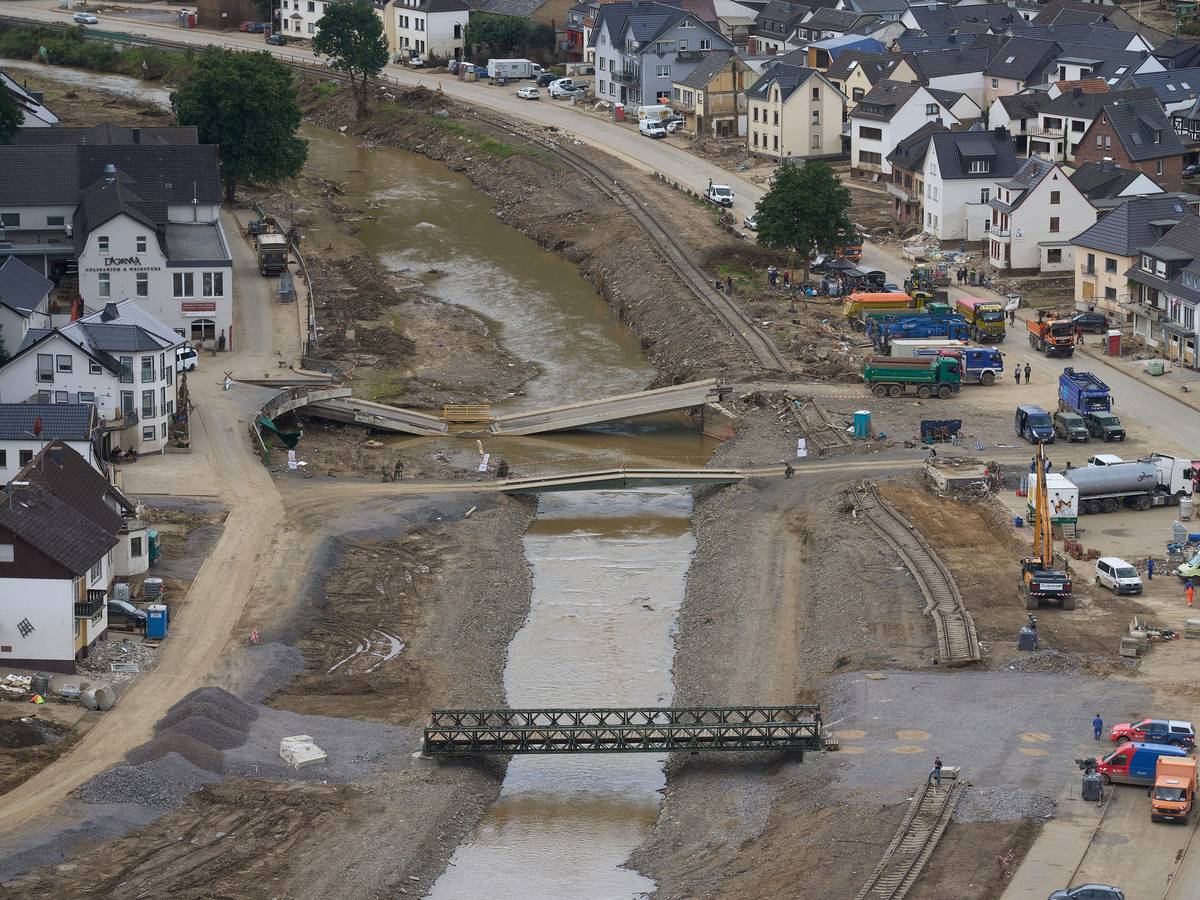 Eine Behelfsbrücke in Dernau an der Ahr aus der Luft aufgenommen.
