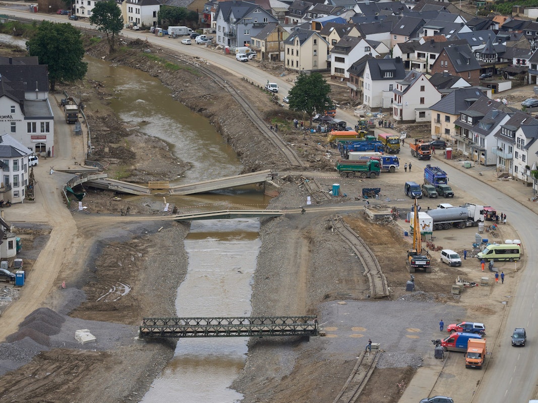 Eine Behelfsbrücke in Dernau an der Ahr aus der Luft aufgenommen.