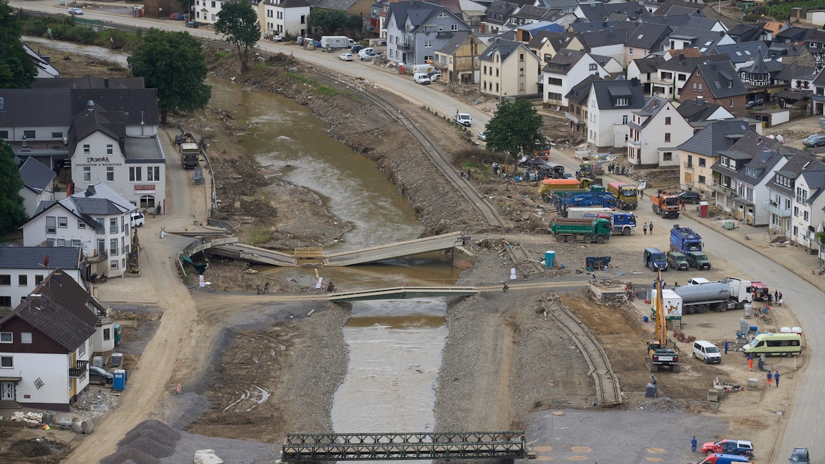 Eine Behelfsbrücke in Dernau an der Ahr aus der Luft aufgenommen.