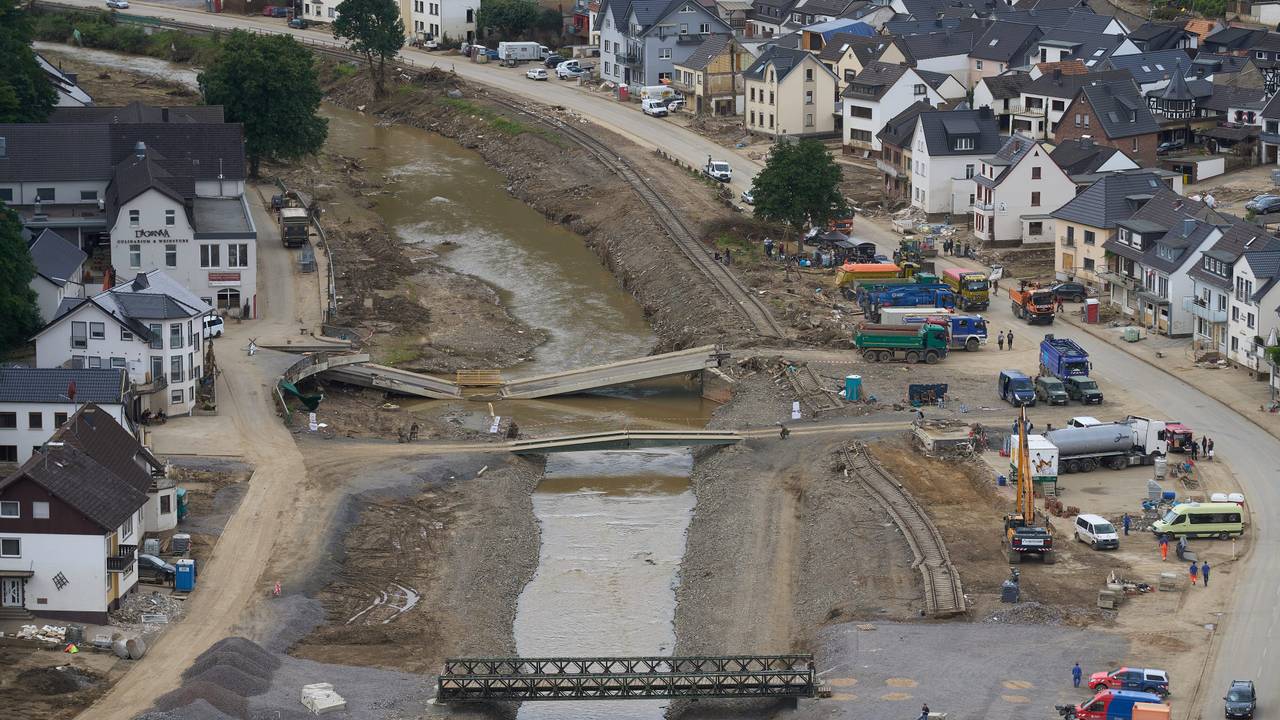 Eine Behelfsbrücke in Dernau an der Ahr aus der Luft aufgenommen.