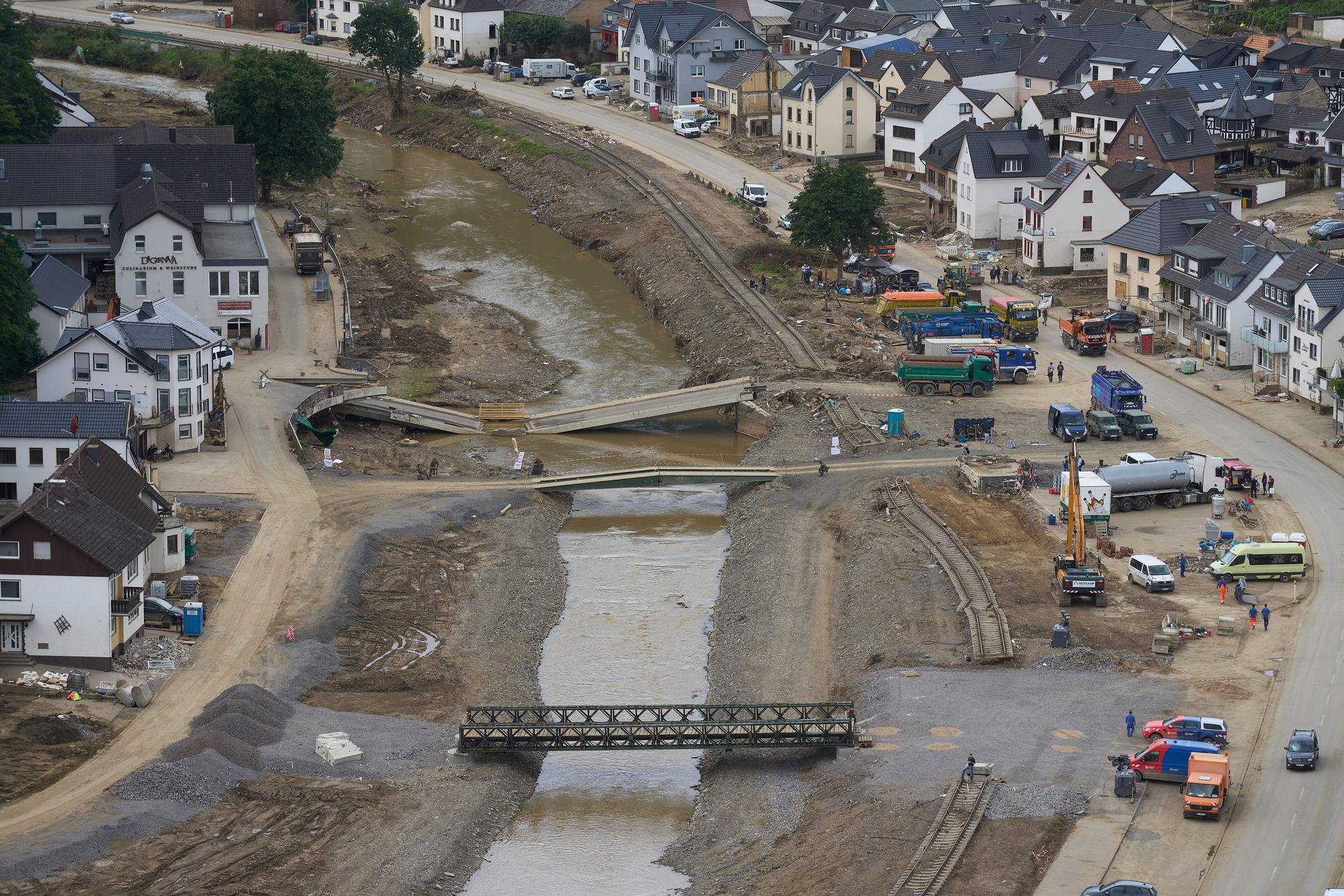 Eine Behelfsbrücke in Dernau an der Ahr aus der Luft aufgenommen.